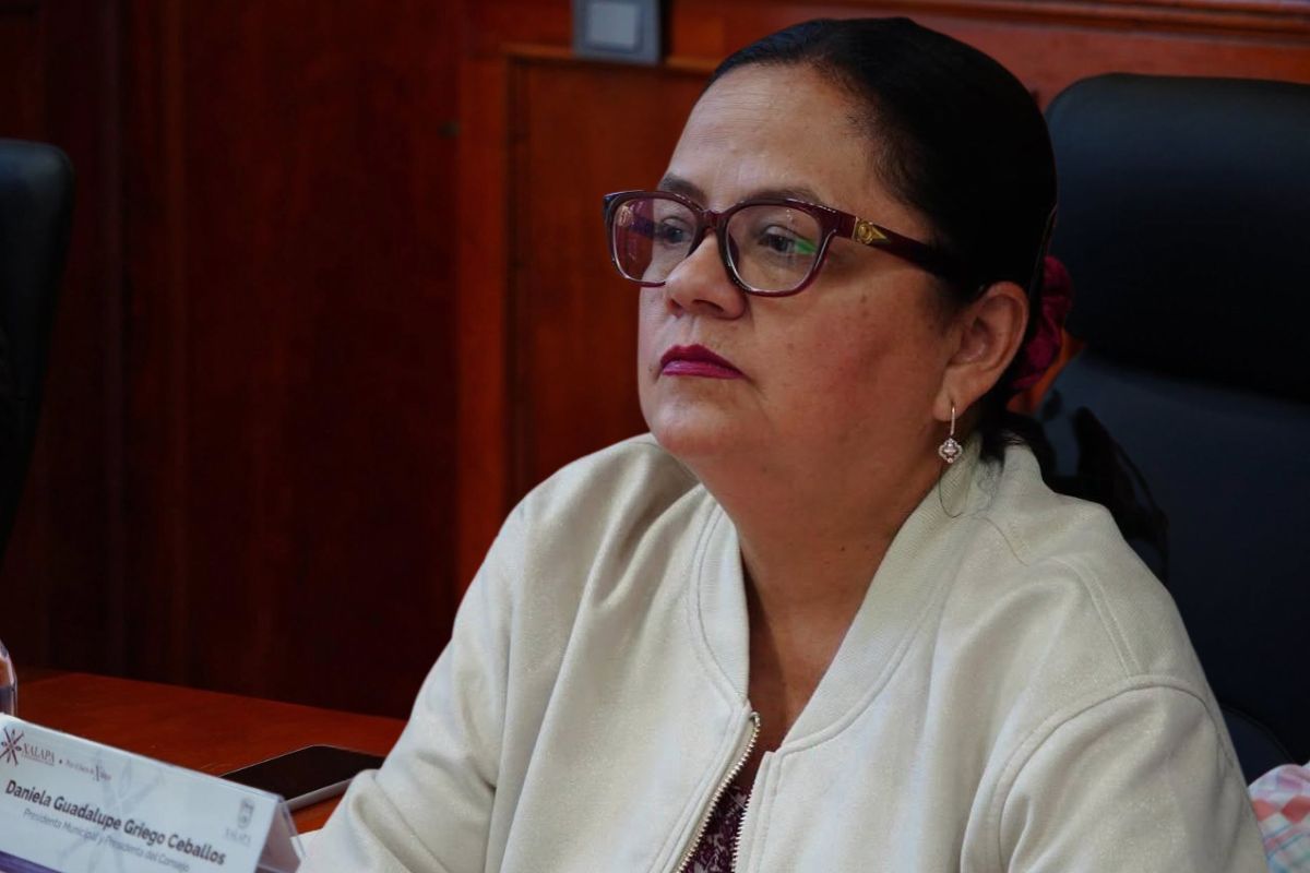 Calle de Xalapa con asfalto desprendido tras el bacheo contratado por el Ayuntamiento de Daniela Griego