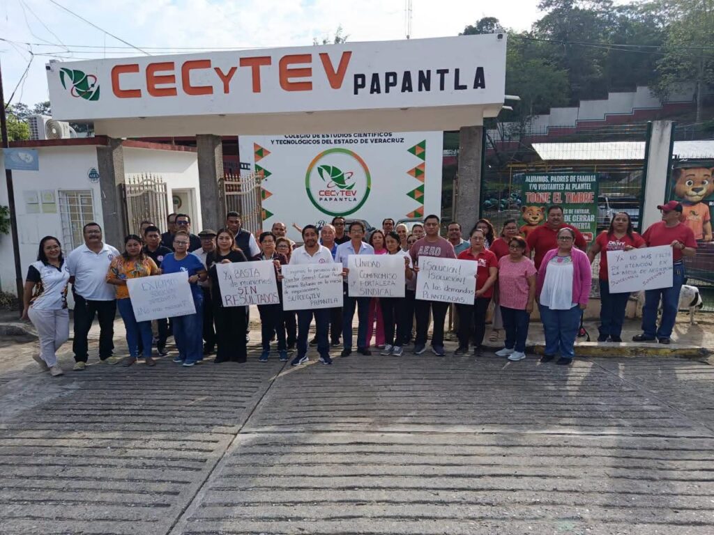 Trabajadores del Cecytev con carteles durante el paro de brazos caídos en un plantel de Veracruz