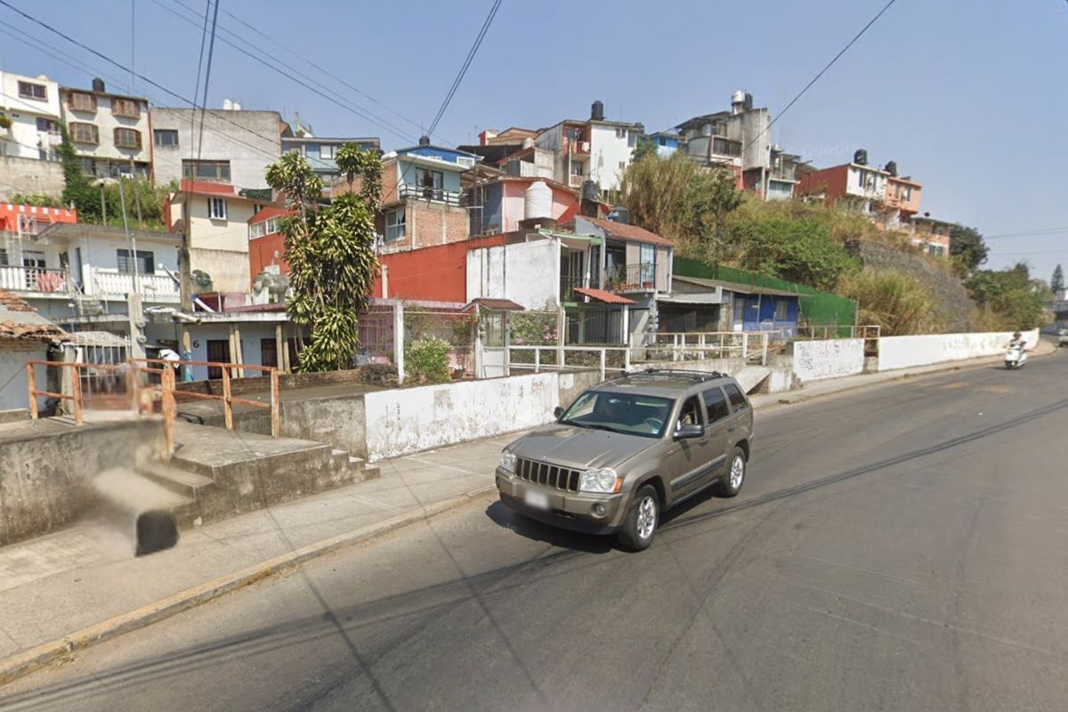 Elementos de seguridad en la calle Hortencia, colonia Salud de Xalapa, tras el hallazgo de una persona sin vida.