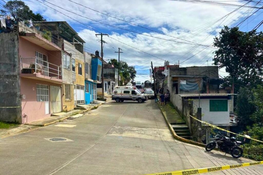 Zona acordonada en la colonia Rubén Jaramillo, en Xalapa, donde asesinaron a un hombre dentro de un auto