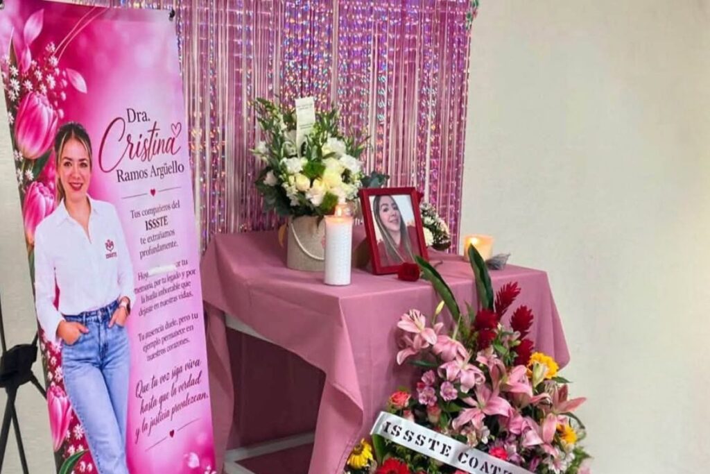 Altar con flores y fotografía de la doctora Cristina Ramos Argüello en el ISSSTE de Coatzacoalcos