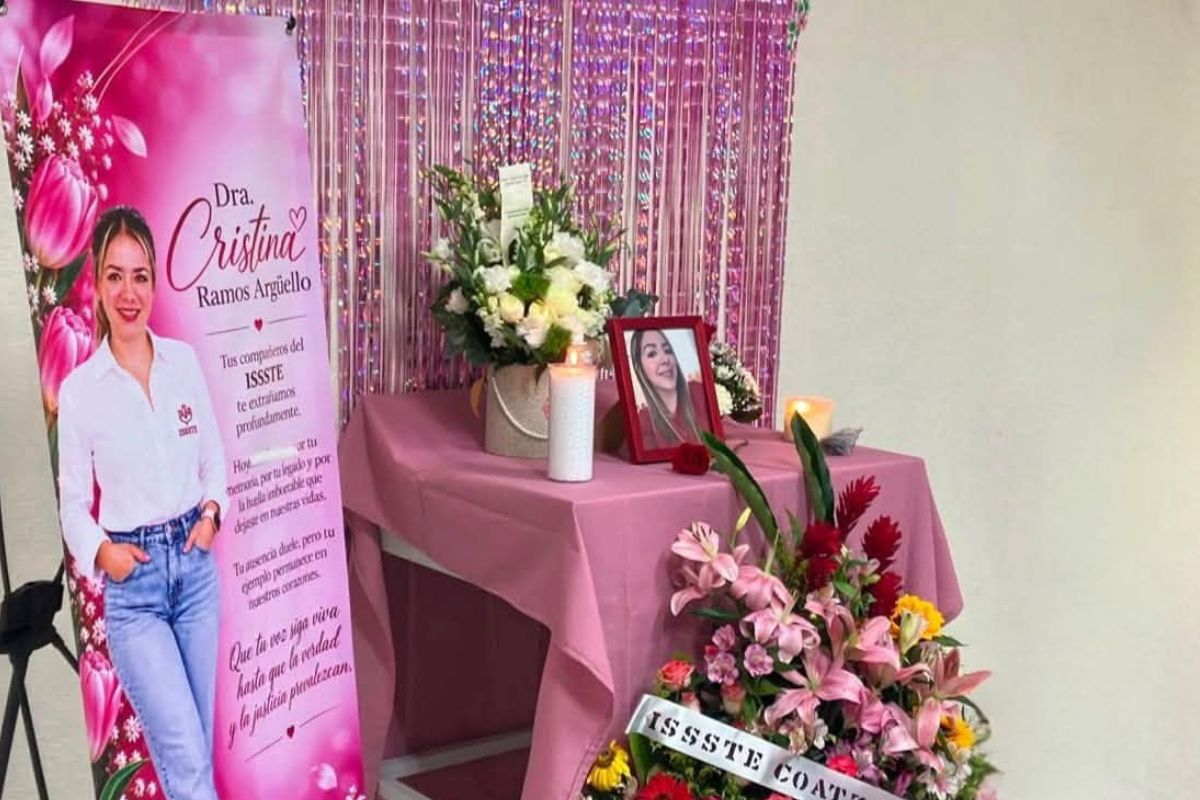 Altar con flores y fotografía de la doctora Cristina Ramos Argüello en el ISSSTE de Coatzacoalcos