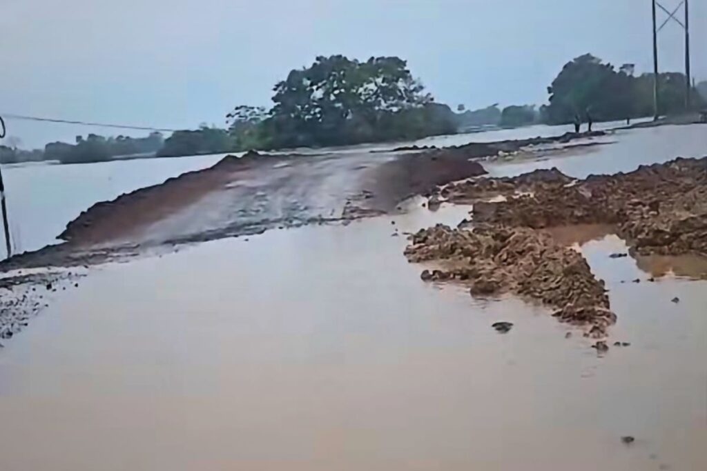 Paso provisional inundado junto al puente de la carretera Isla–Santiago Tuxtla, en Veracruz