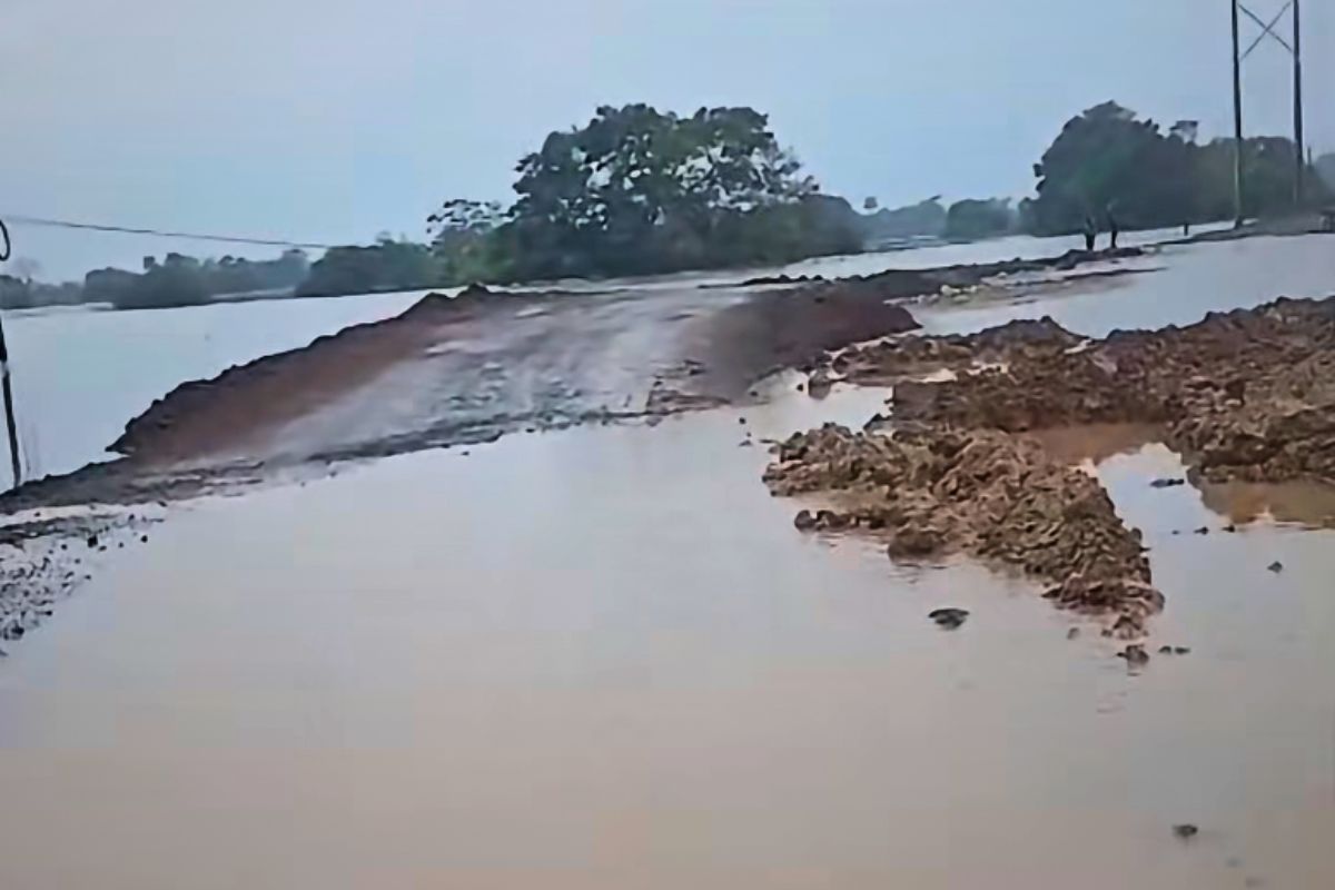 Paso provisional inundado junto al puente de la carretera Isla–Santiago Tuxtla, en Veracruz