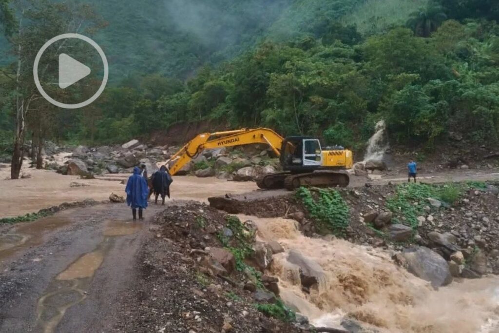 Camino anegado por las lluvias en la región de Zontecomatlán, Veracruz.