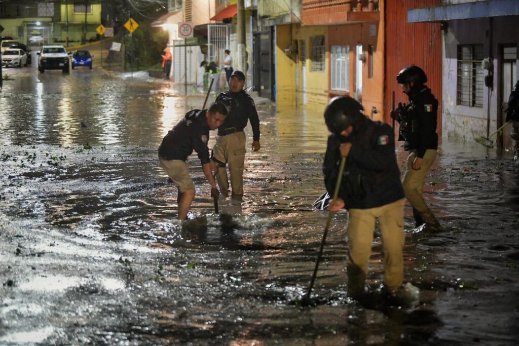 Calle de Veracruz bajo la lluvia mientras Protección Civil mantiene la Alerta Gris.