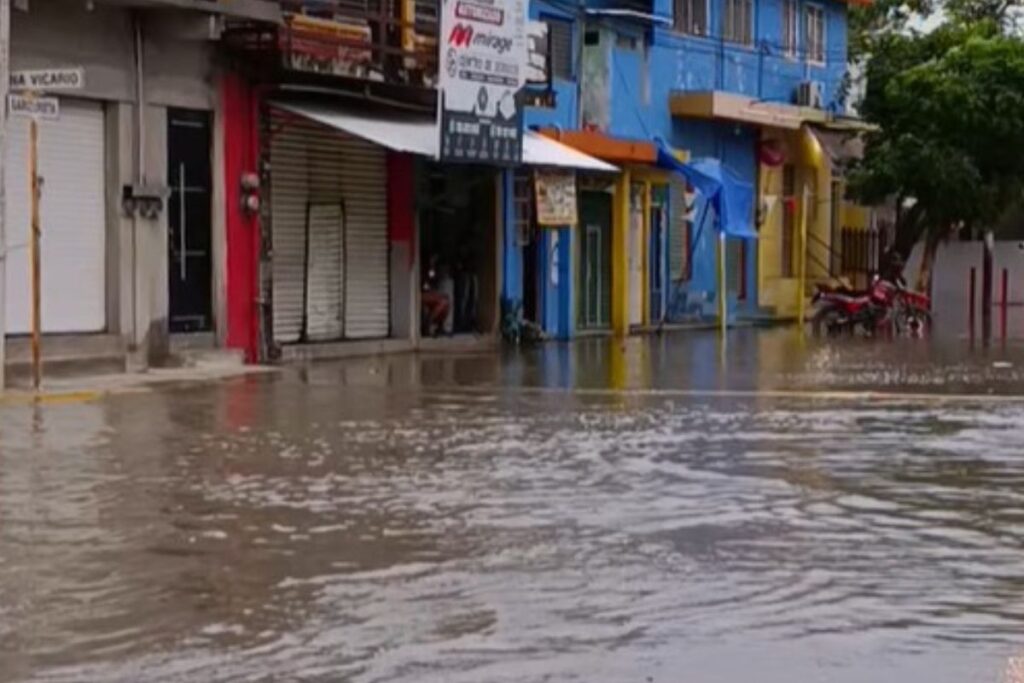 Calle con agua por el desbordamiento del arroyo Ídolo en Álamo, Veracruz