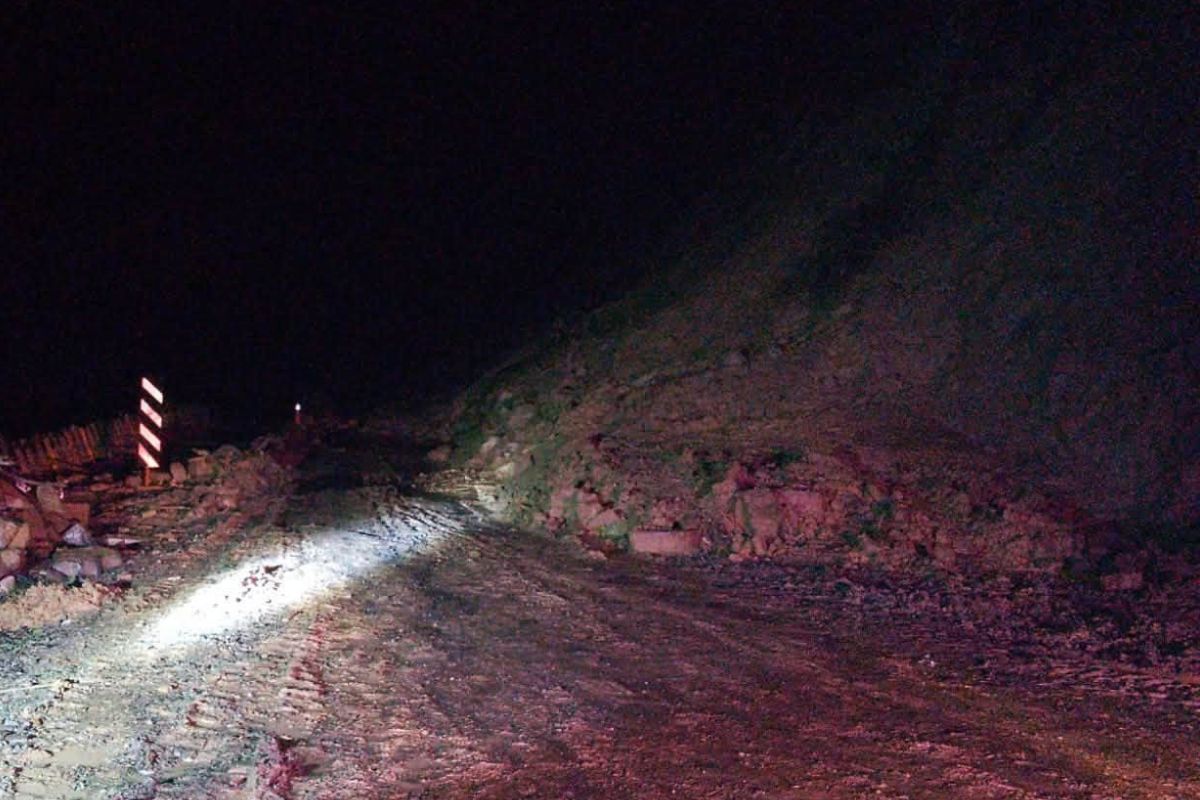 Camino cerrado por un derrumbe en la sierra de Huayacocotla, Veracruz, donde hay comunidades incomunicadas