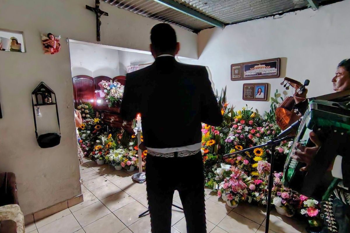 Letrero escrito a mano que pide justicia para la doctora Cristina Ramos Argüello, colocado en la clínica 13 de Paso del Macho