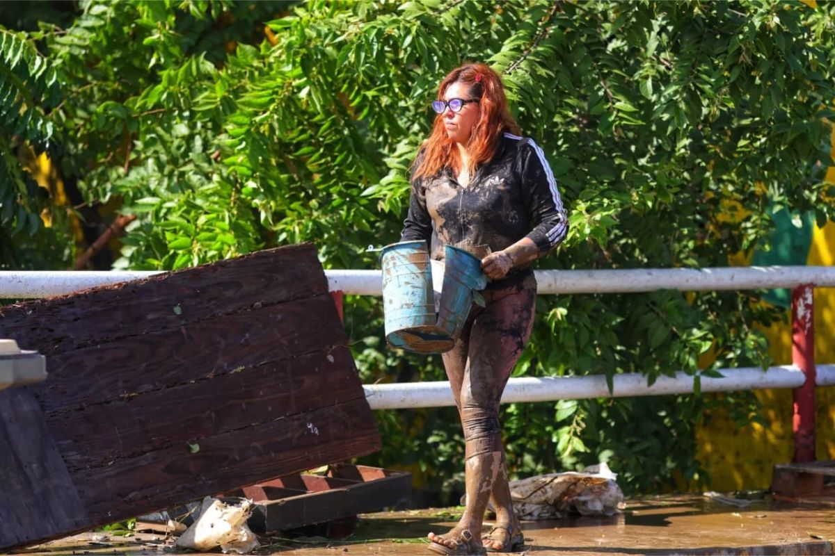 Las familias de una zona de Poza Rica en labores de limpieza tras el desbordamiento del río Cazones el 10 de octubre de 2025.