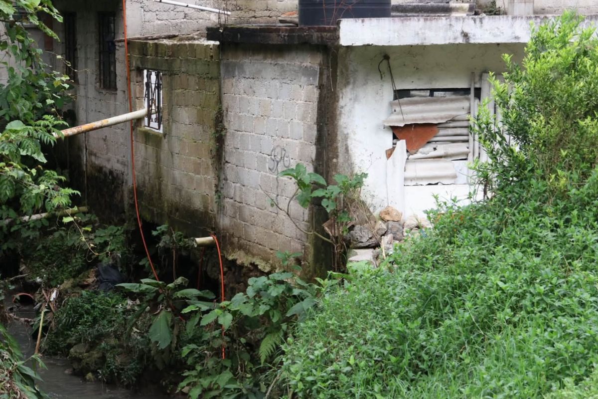 Cauce del río Carneros convertido en drenaje a cielo abierto junto a viviendas de la colonia Emiliano Zapata, en Xalapa.