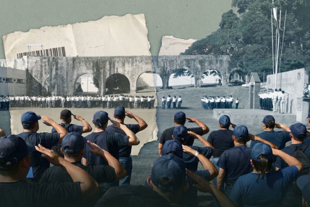 Elementos de la policía saludan en formación.