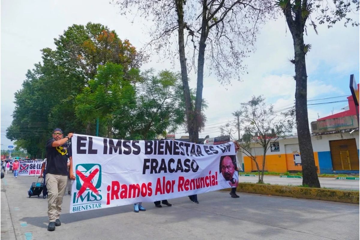 Personal médico y familiares de pacientes marchan en Xalapa por el desabasto de medicamentos en hospitales.