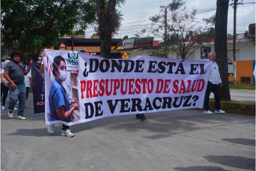 Personal médico del Hospital Regional de Xalapa durante la movilización por el abasto de medicamentos.