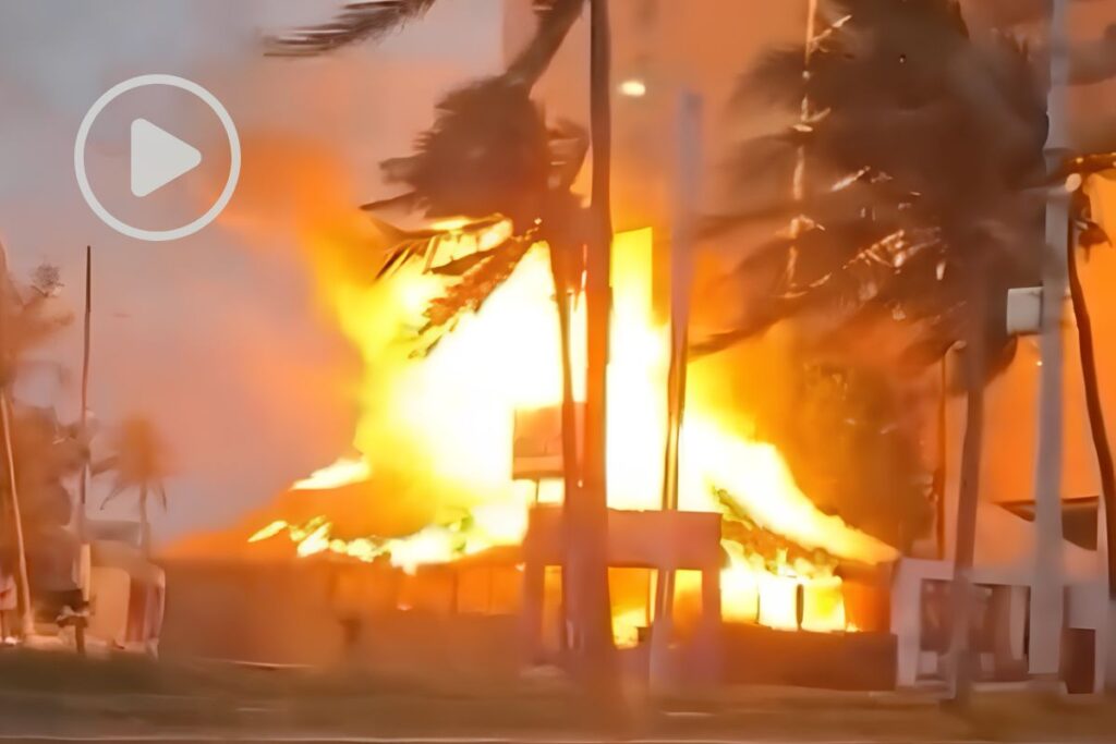 Llamas y humo sobre el restaurante de mariscos Villa Rica Expréss durante el incendio en Boca del Río, Veracruz