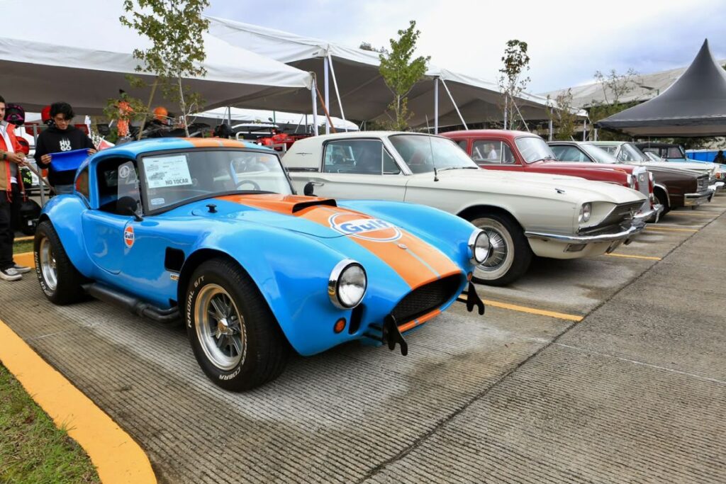Autos antiguos de colección en la 16a Exposición de Autos Antiguos de Xalapa, en la Universidad Anáhuac Veracruz