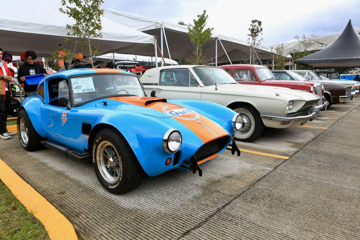 Autos antiguos de colección en la 16a Exposición de Autos Antiguos de Xalapa, en la Universidad Anáhuac Veracruz