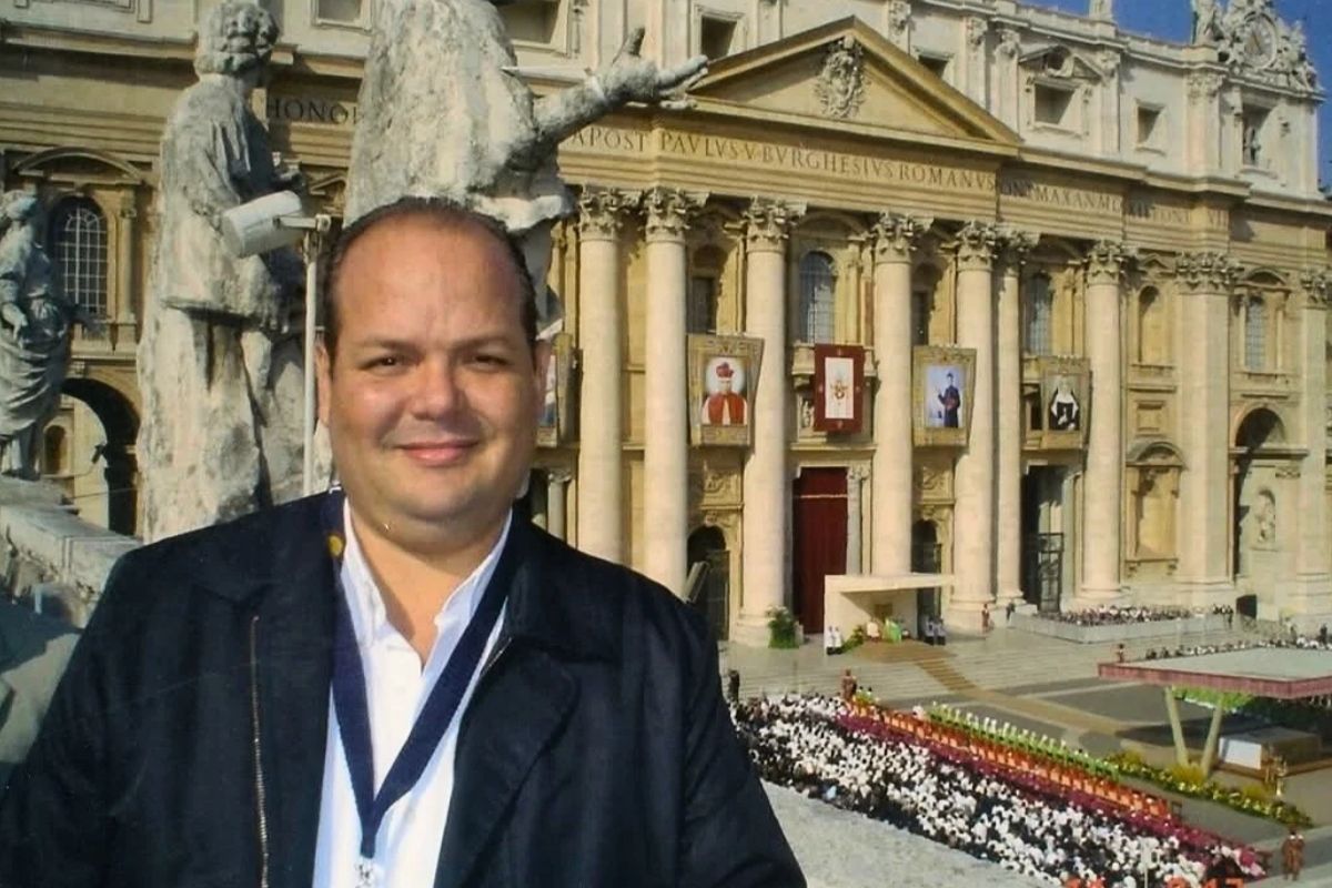 Cobertura de Francisco Martínez en la Plaza de San Pedro durante la canonización de San Rafael Guízar y Valencia en 2006