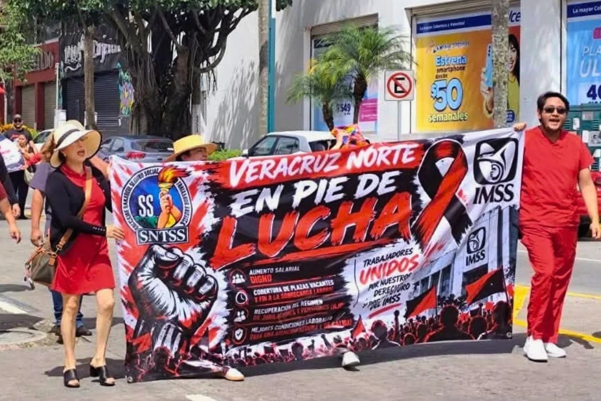 Trabajadores y jubilados del IMSS marchan en la Plaza Lerdo de Xalapa por el desabasto de medicamentos.