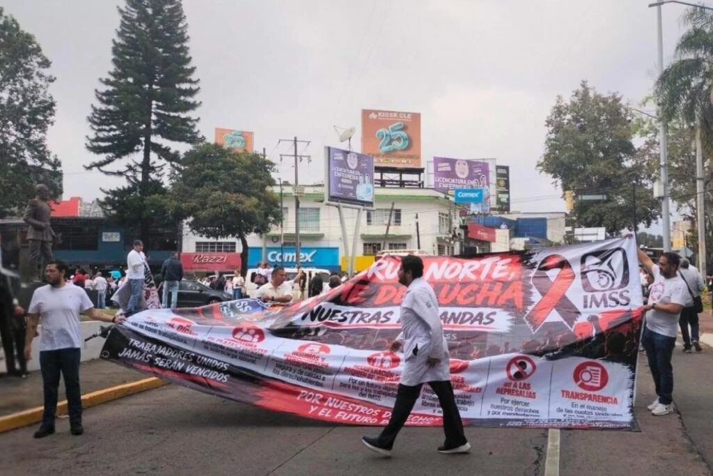 Trabajadores y jubilados del IMSS marchan por la avenida Manuel Ávila Camacho, en Xalapa.