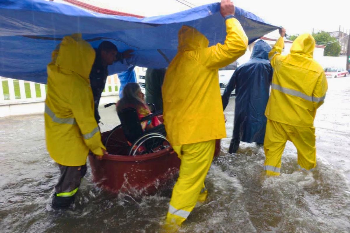 La gobernadora Rocío Nahle en el Centro del Adulto Mayor de Coatzacoalcos, refugio temporal por las inundaciones en el sur de Veracruz