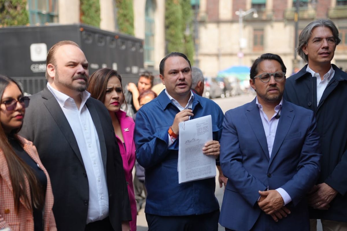 Dirigencia de Movimiento Ciudadano en Veracruz durante la presentación de la acción de inconstitucionalidad por la revocación de mandato