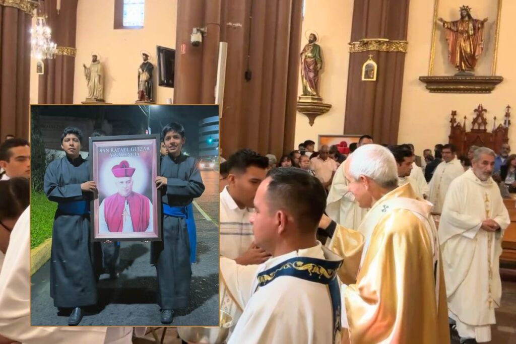 Sacerdotes en el presbiterio de la Catedral de Xalapa durante la celebración por San Rafael Guízar y Valencia
