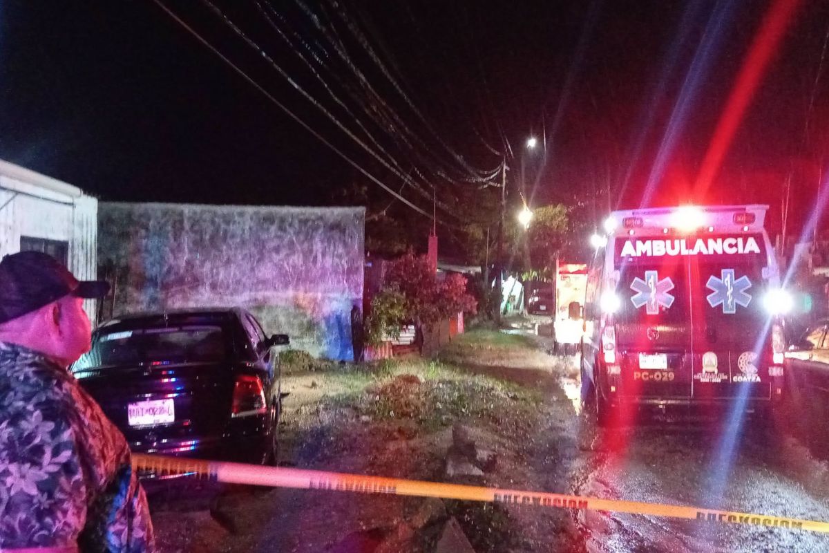 Vivienda de la colonia Ejidal, en Villa Allende, Coatzacoalcos, donde una barda cayó sobre una familia