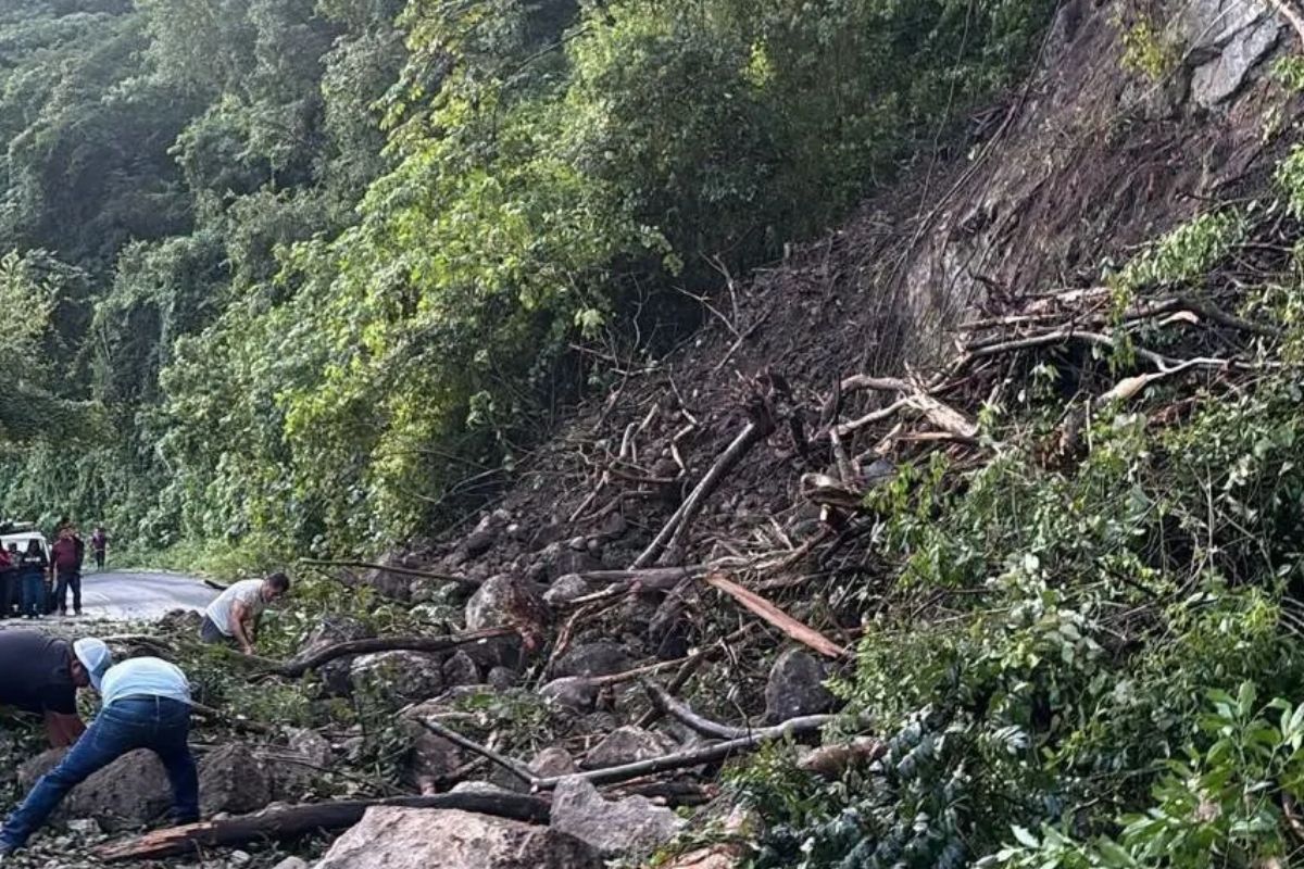 Deslave bloquea la carretera Totutla–Xalapa en El Vado, Tlaltetela, con piedras y tierra sobre el pavimento.