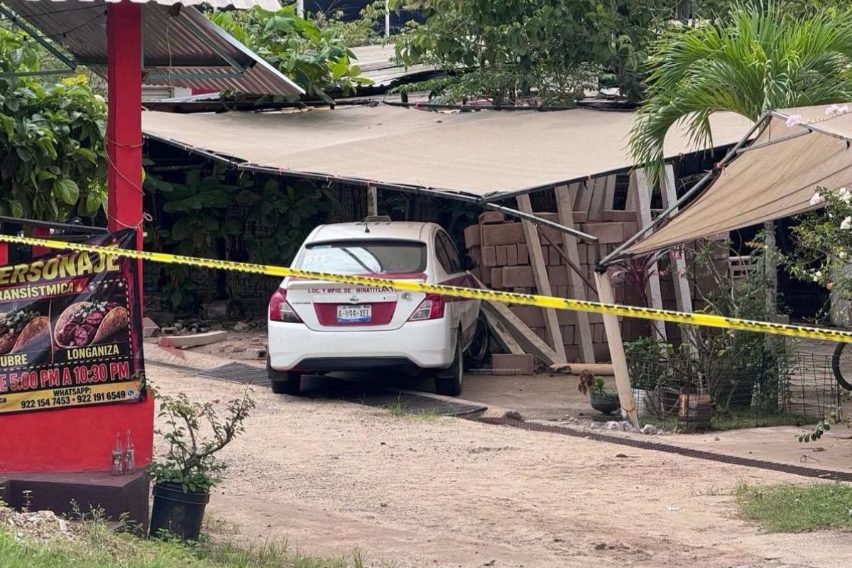 Taxi número 611 en Mapachapa, Minatitlán, donde asesinaron a su conductor.