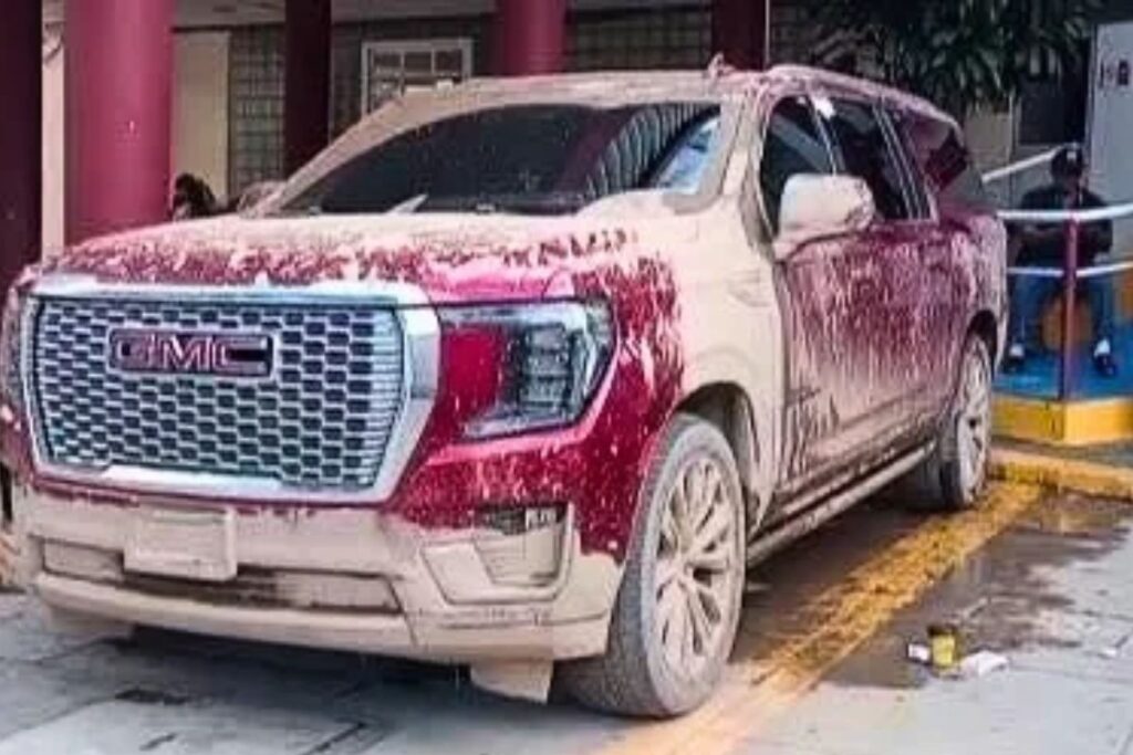 Camioneta GMC Yukon cubierta de lodo durante el recorrido del entonces alcalde Fernando Remes en Poza Rica