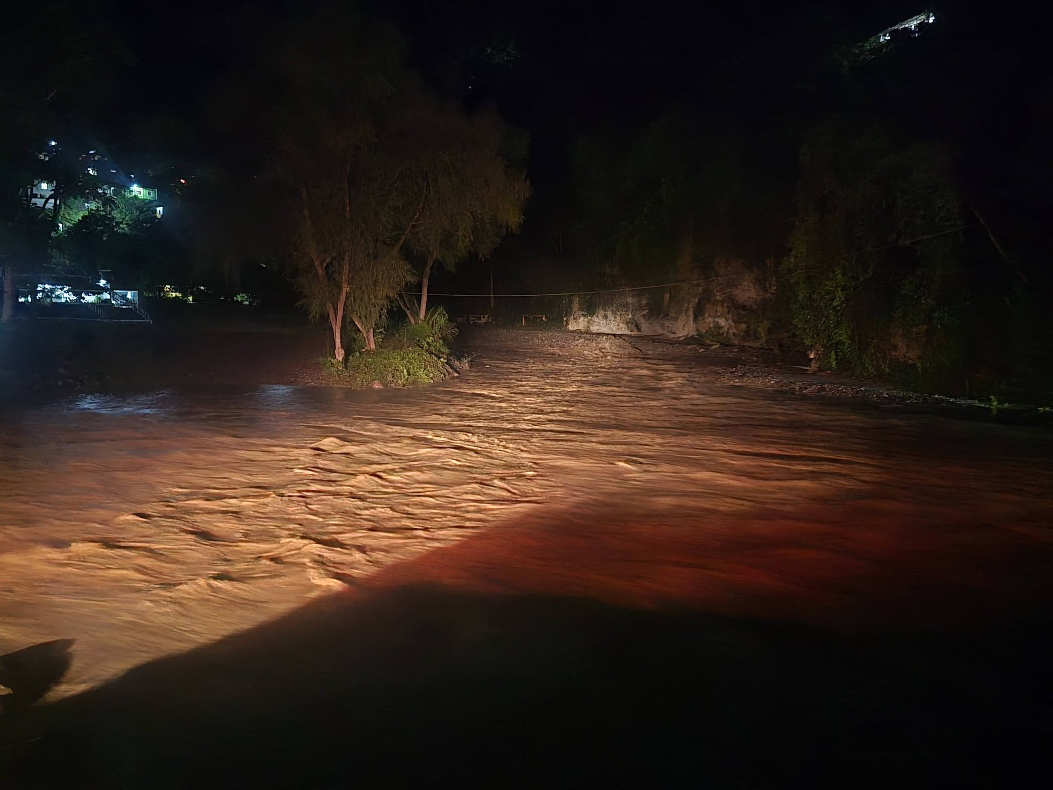 Río crecido en la zona de Xoxocapa, Ilamatlán, tras las intensas lluvias en Zontecomatlán.