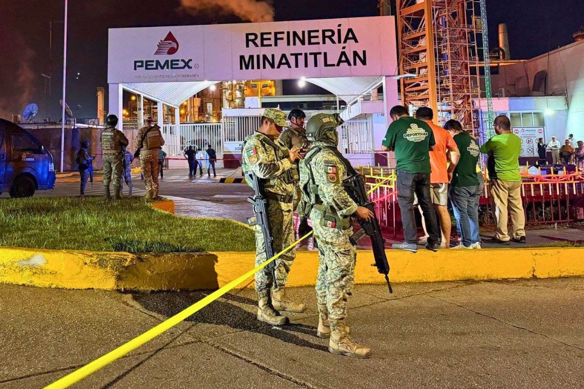 Acceso de la refinería de Minatitlán, Veracruz, donde ocurrió el ataque armado contra dos vigilantes.