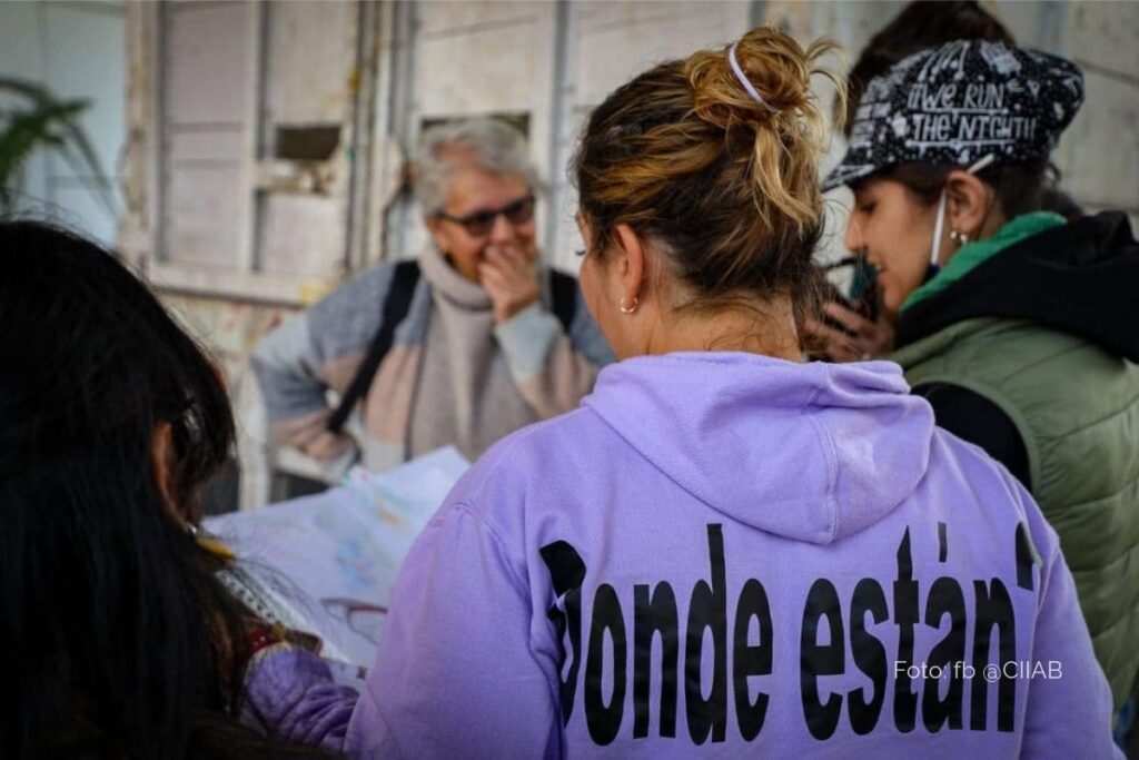 Colectivos de búsqueda con fichas de personas desaparecidas en el parque Juárez de Xalapa.
